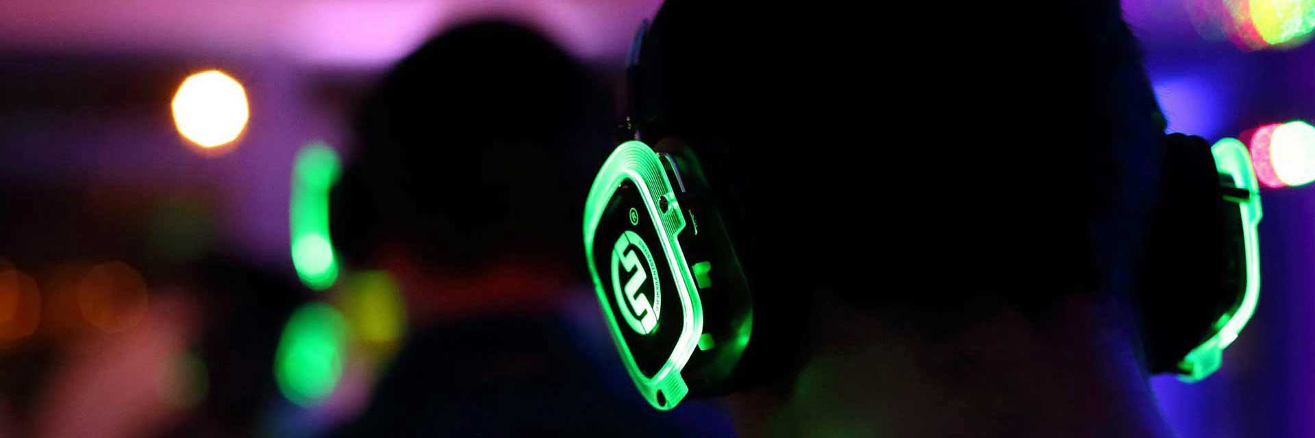 party-silent-disco Ακουστικά silent disco Silentsystem με LED σε εκδήλωση