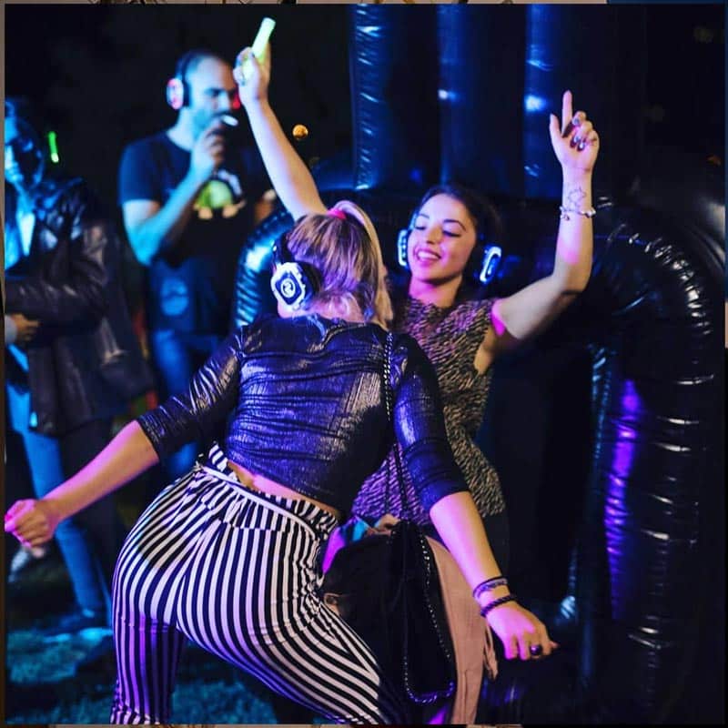 Silentparty Dancing Κορίτσια χορεύουν με ασύρματα ακουστικά σε Silent Party