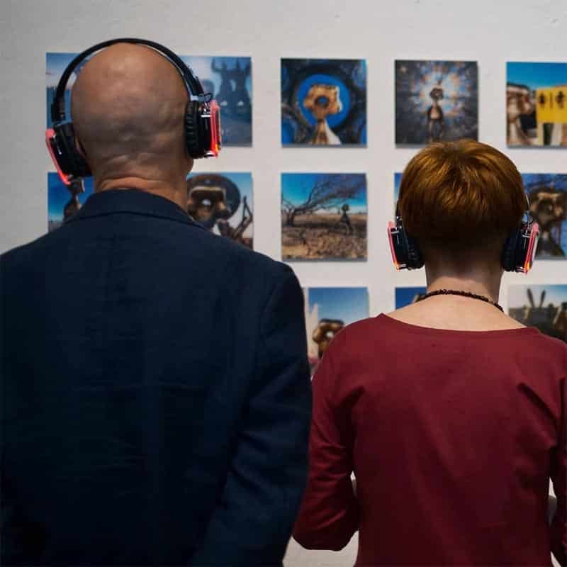 Silentart Photo Show Επισκέπτες με ακουστικά σε έκθεση φωτογραφίας