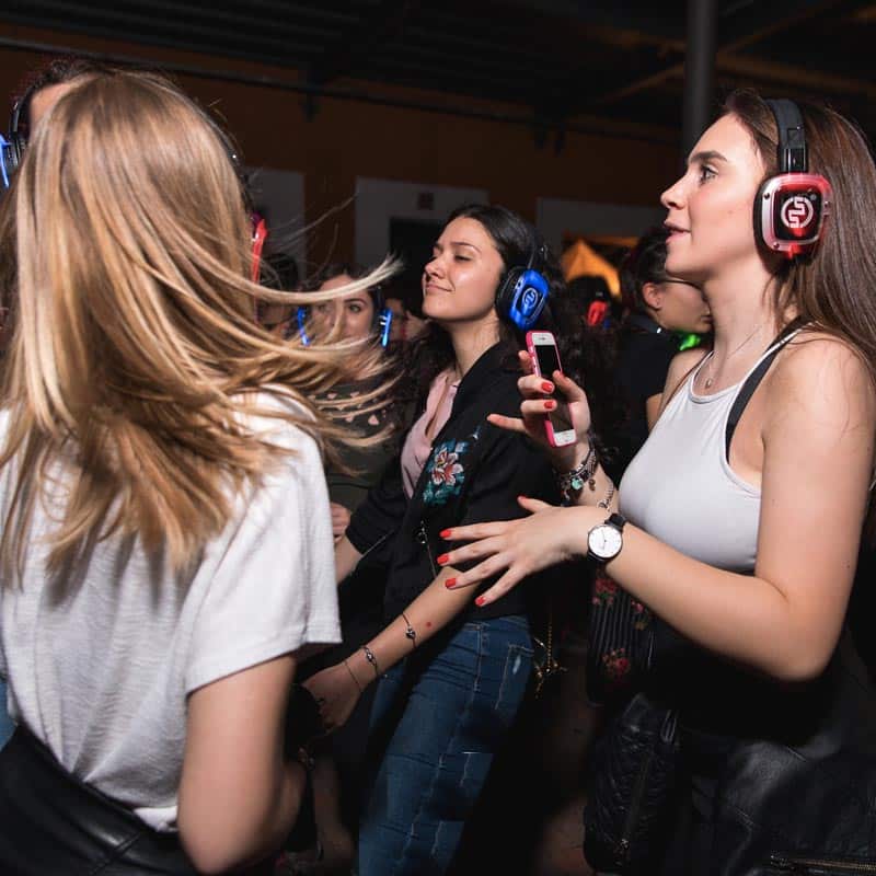 silentparty-1 Κορίτσια χορεύουν με ασύρματα ακουστικά σε Silent Party