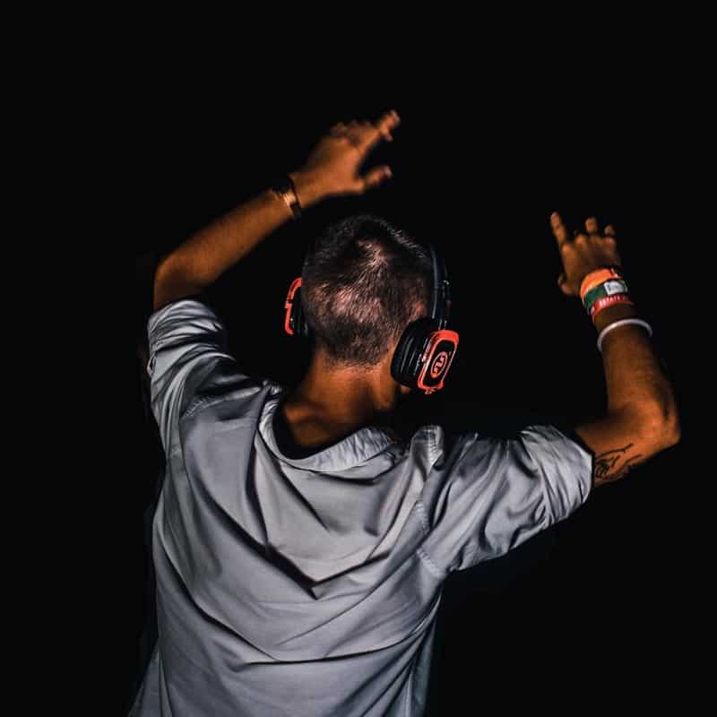silentparty-3 Νεαρός χορεύει, από πίσω, με ακουστικά LED silent disco