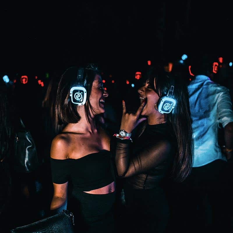 silentparty-5 Κορίτσια χορεύουν με ακουστικά silent disco σε πάρτι
