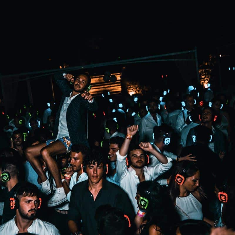silentparty-8 Πλήθος με ακουστικά LED silent disco σε νυχτερινό πάρτι
