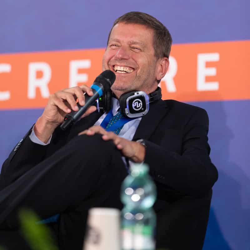 Audio per Conferenze Χαμογελαστός ομιλητής με μικρόφωνο και ακουστικά σε συνέδριο