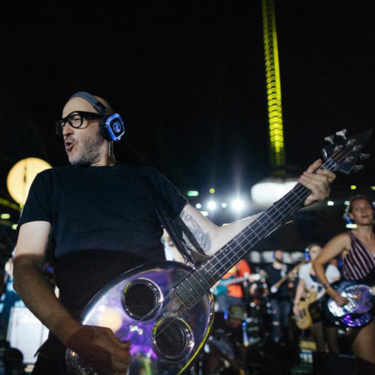 Rockin 1000 Firenze Κιθαρίστας του Rockin'1000 στη Φλωρεντία παίζει live με ασύρματα ακουστικά Silentsystem