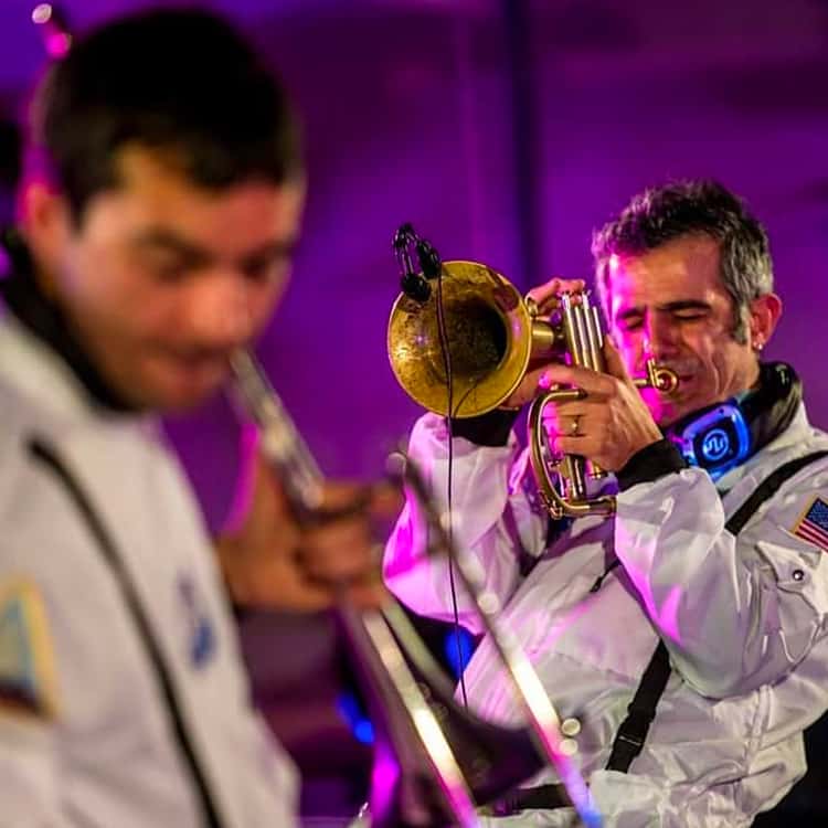 Concerti Silent $ Live Band Τρομπονίστες με στολές αστροναύτη παίζουν με ακουστικά