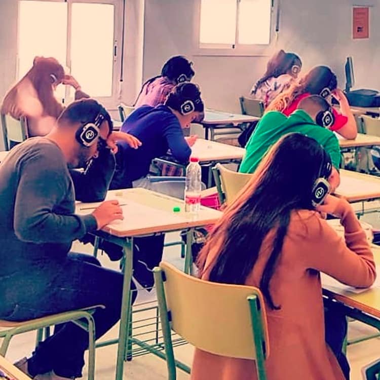 Cuffie per Esami Inglese Μαθητές με ασύρματα ακουστικά κατά τη διάρκεια εξέτασης αγγλικών