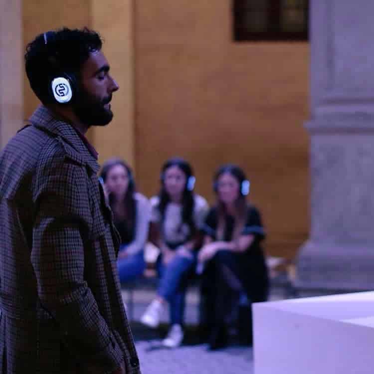 Marco Mengoni Ο Marco Mengoni με ασύρματα ακουστικά Silentsystem μπροστά στο κοινό