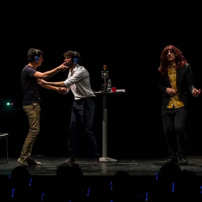 offtopic-silent-theatre-silentsystem Ηθοποιοί στη σκηνή σε θεατρική παράσταση με ακουστικά