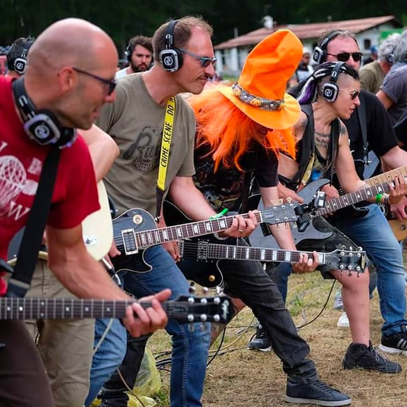 Concerto Rockin 1000 Κιθαρίστες του Rockin'1000 παίζουν μαζί με ασύρματα ακουστικά