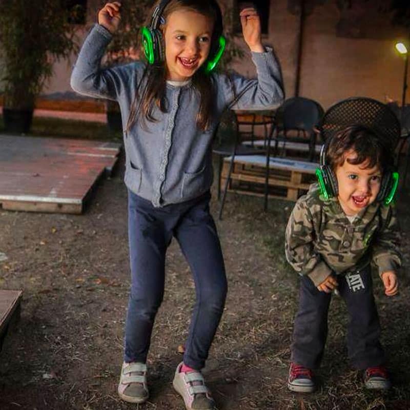 babydance Παιδιά χορεύουν με πράσινα ασύρματα ακουστικά σε πάρτι
