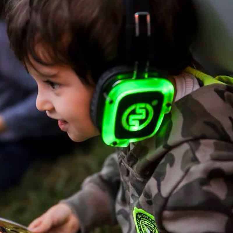 bambini-silentnight Αγόρι με πράσινα ακουστικά LED silent disco