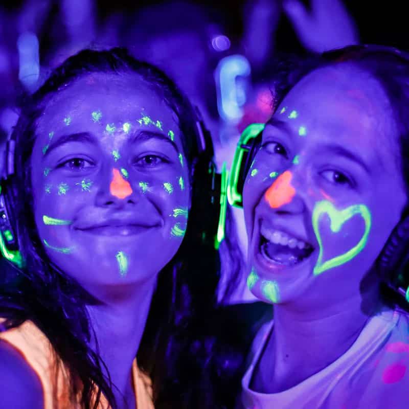 feste-silent-per-bambini Κορίτσια με neon μακιγιάζ και ακουστικά silent disco