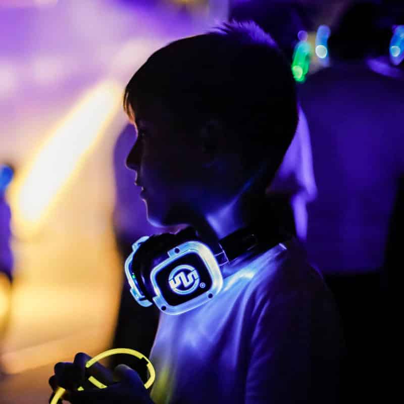 festebambini Αγόρι με ακουστικά LED σε παιδικό Silent Party