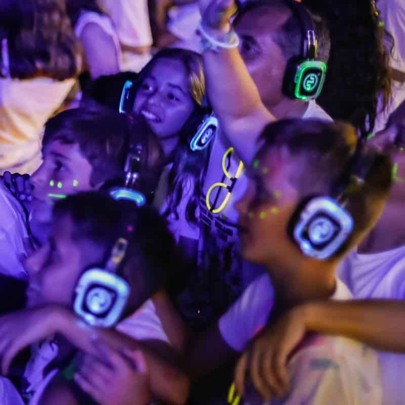 festecuffiebambini Ομάδα παιδιών με ασύρματα ακουστικά LED σε πάρτι