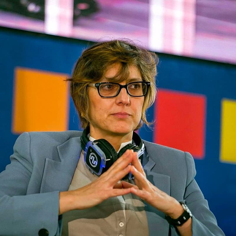 Giulia Bongiorno – Silentsystem Η Giulia Bongiorno με ακουστικά Silentsystem σε συνέδριο