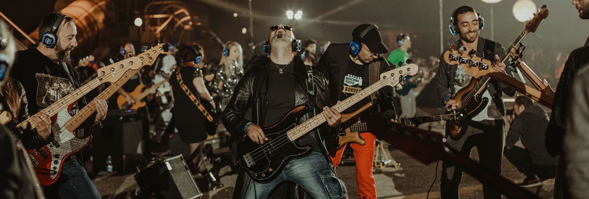 Συναυλία Rockin 1000 That’s Live Rockin'1000 - χίλιοι μουσικοί συγχρονισμένοι με τα ασύρματα ηχητικά συστήματα Silentsystem