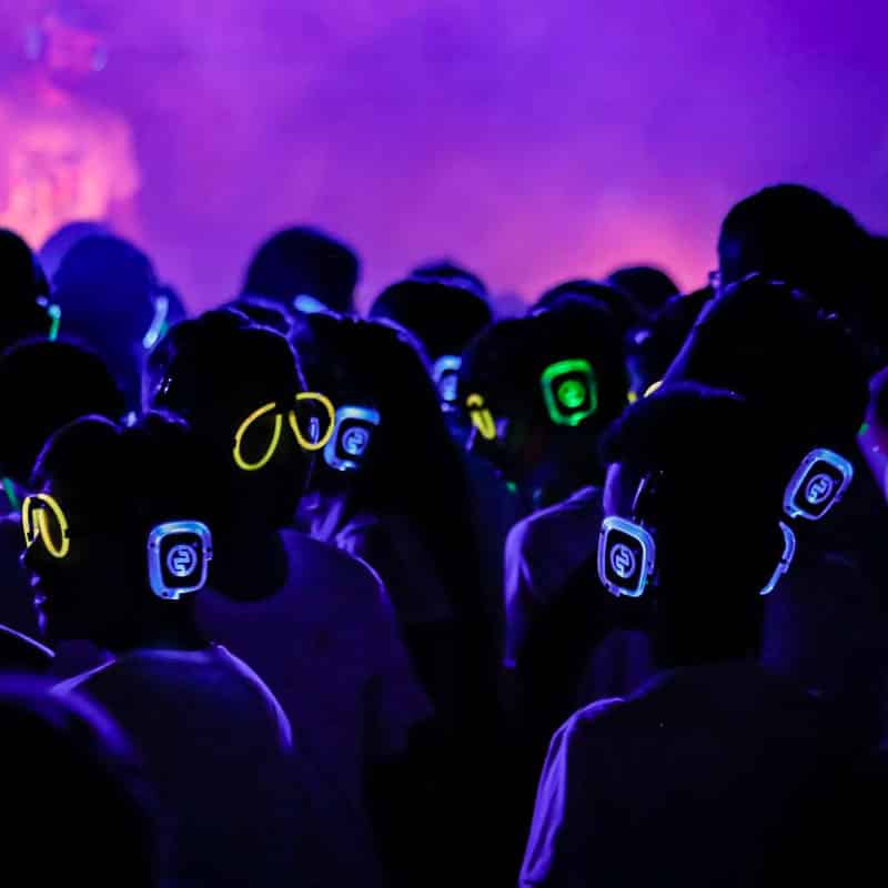 silentparty-kids Παιδιά με ακουστικά LED σε βραδινό Silent Party