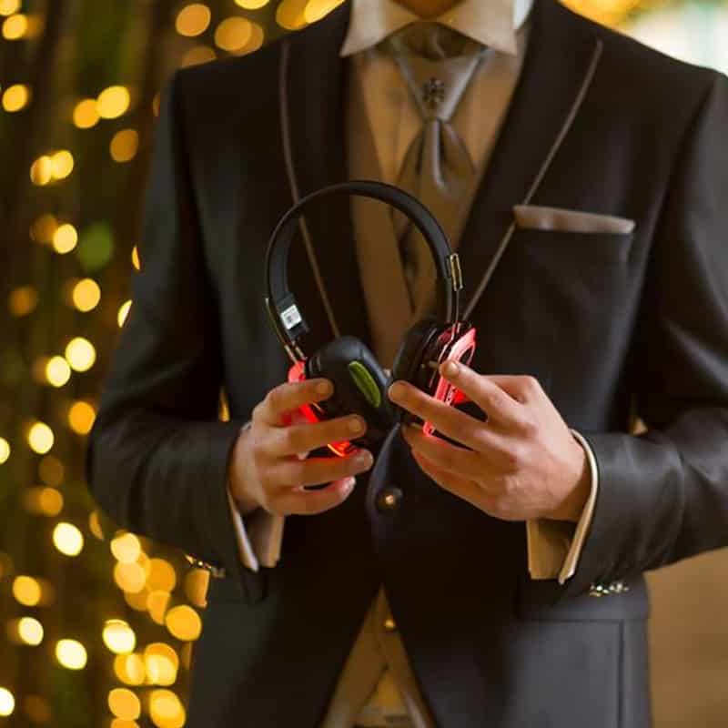 matrimonio Κομψός γαμπρός κρατά ακουστικά silent disco