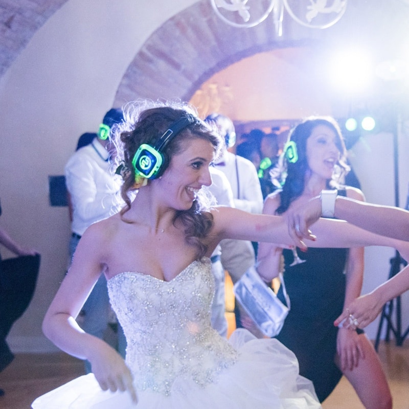 matrimonio1 Νύφη χορεύει με ακουστικά silent disco στον γάμο της