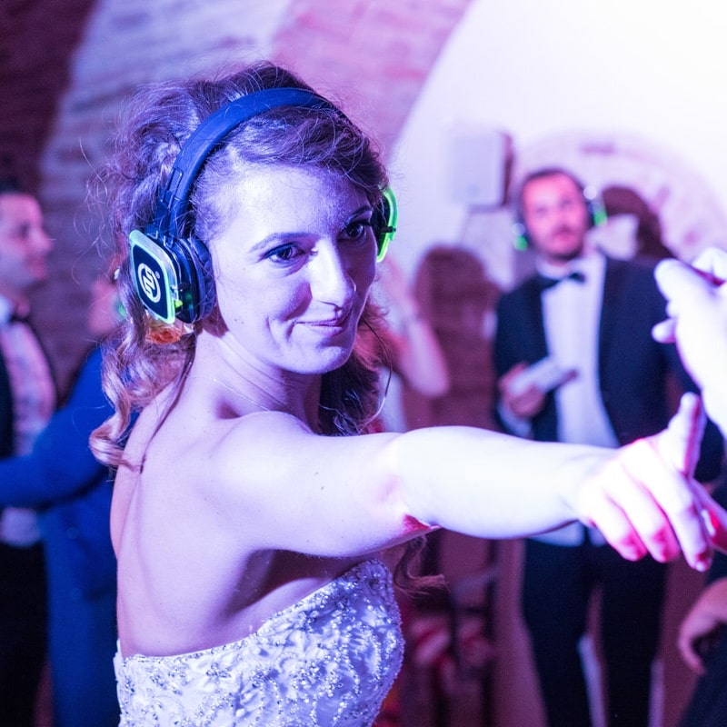 matrimonio2 Νύφη με πράσινα ακουστικά LED χορεύει στο γαμήλιο πάρτι