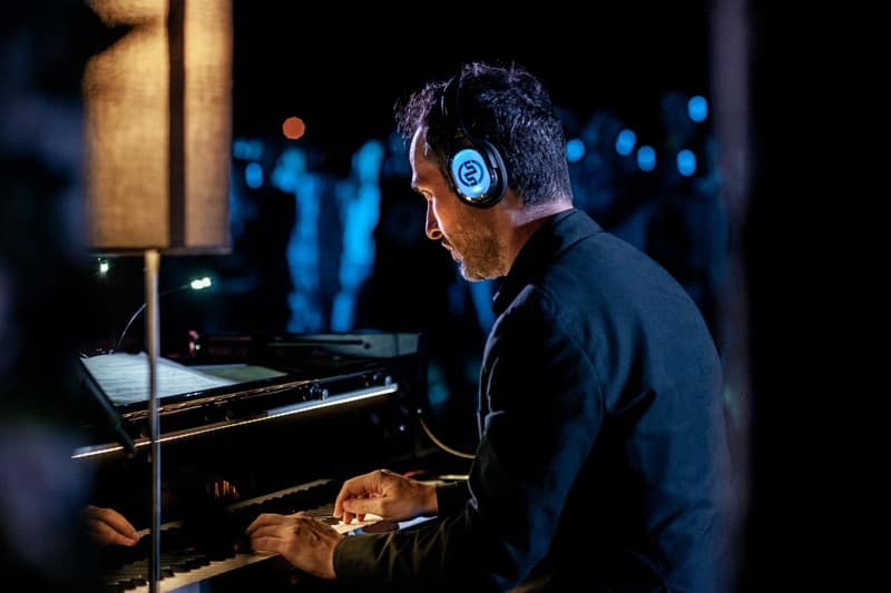 Concerto Cattedrale Vegetale Yamaha Πιανίστας σε συναυλία της Yamaha στον Cattedrale Vegetale με ακουστικά SX-553