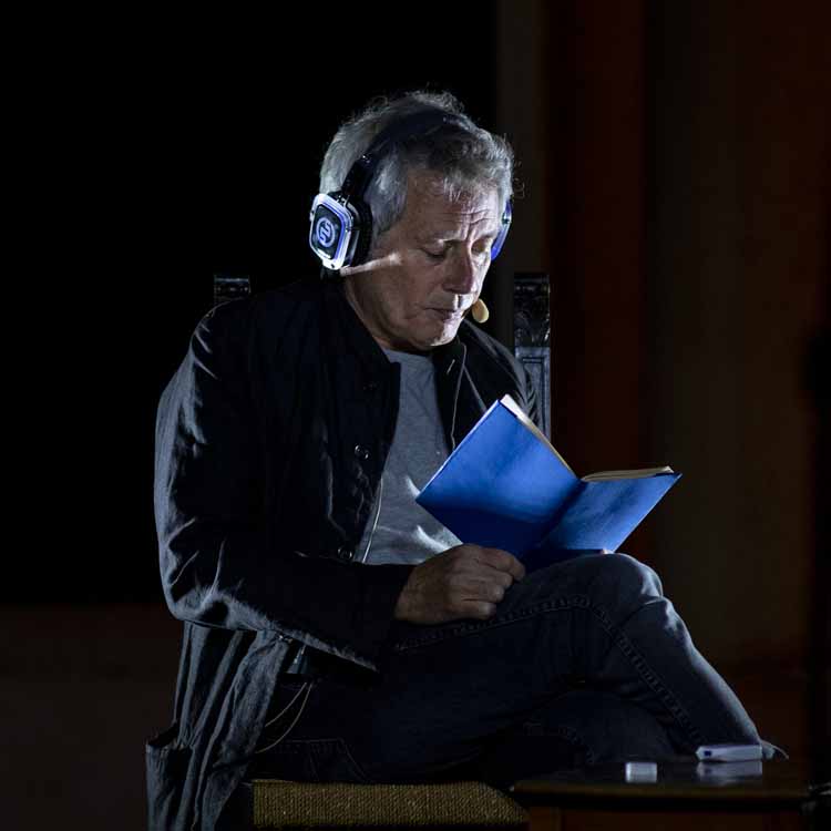 baricco-silentsystem Αναγνώστης στη σκηνή με ακουστικά Silentsystem κατά τη διάρκεια ζωντανής ανάγνωσης