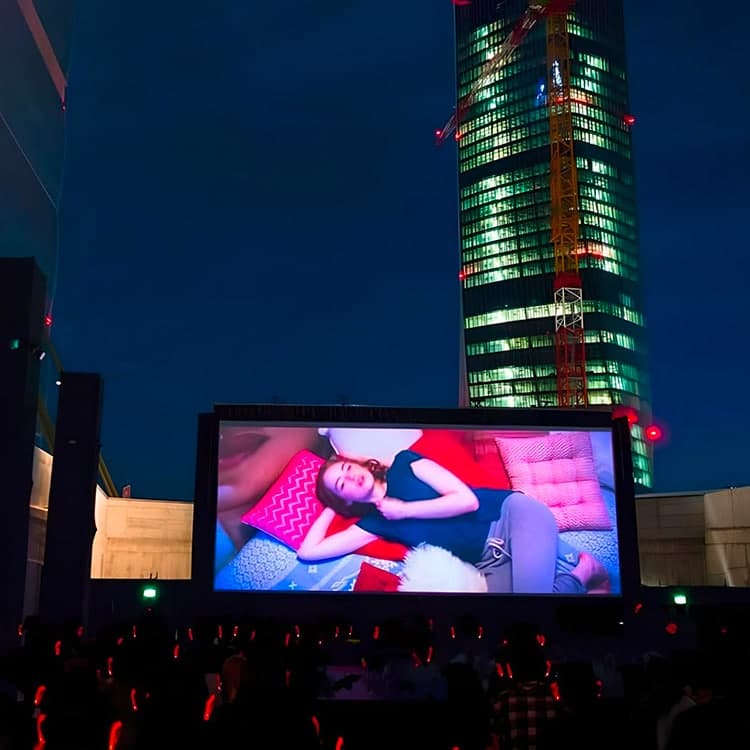 cinema-city-life Υπαίθριος κινηματογράφος στο CityLife Milano με το κοινό να φορά ακουστικά