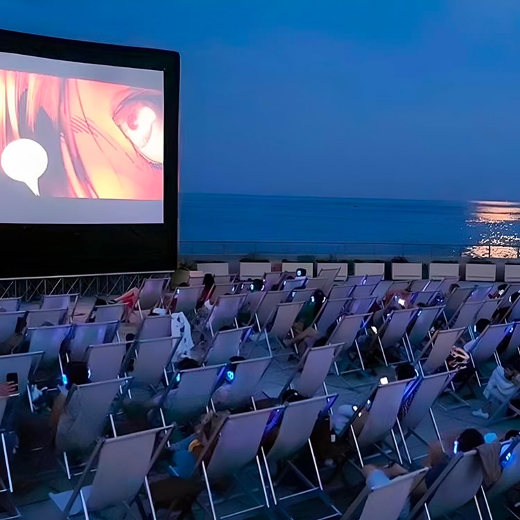 cinema-cuffie-liguria Κινηματογράφος δίπλα στη θάλασσα στη Λιγουρία με το κοινό να φορά ασύρματα ακουστικά