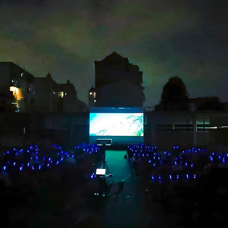 cinema-cuffie-milano Υπαίθριος κινηματογράφος στο Μιλάνο τη νύχτα με μπλε ακουστικά LED