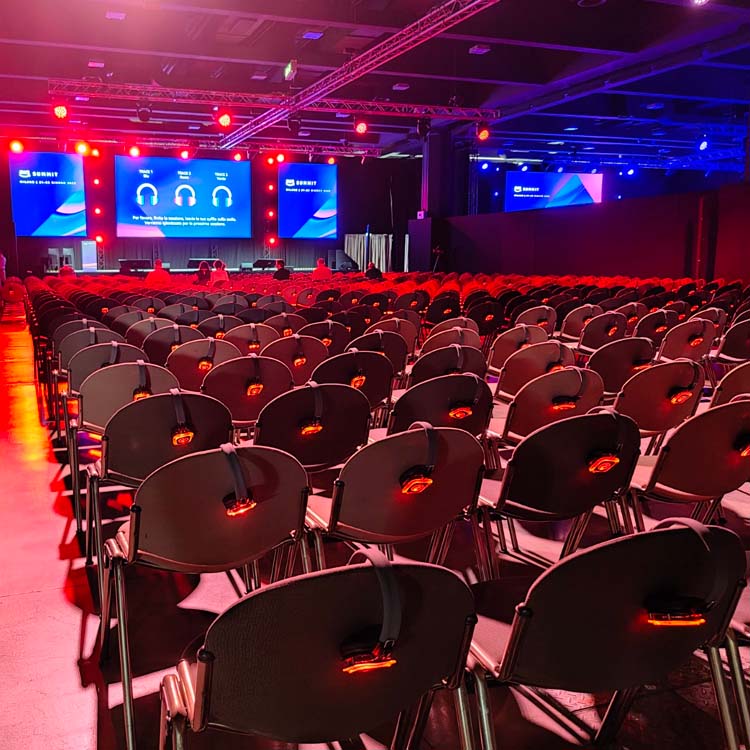 congresso-aws Αίθουσα συνεδρίου AWS στημένη με καρέκλες και οθόνες