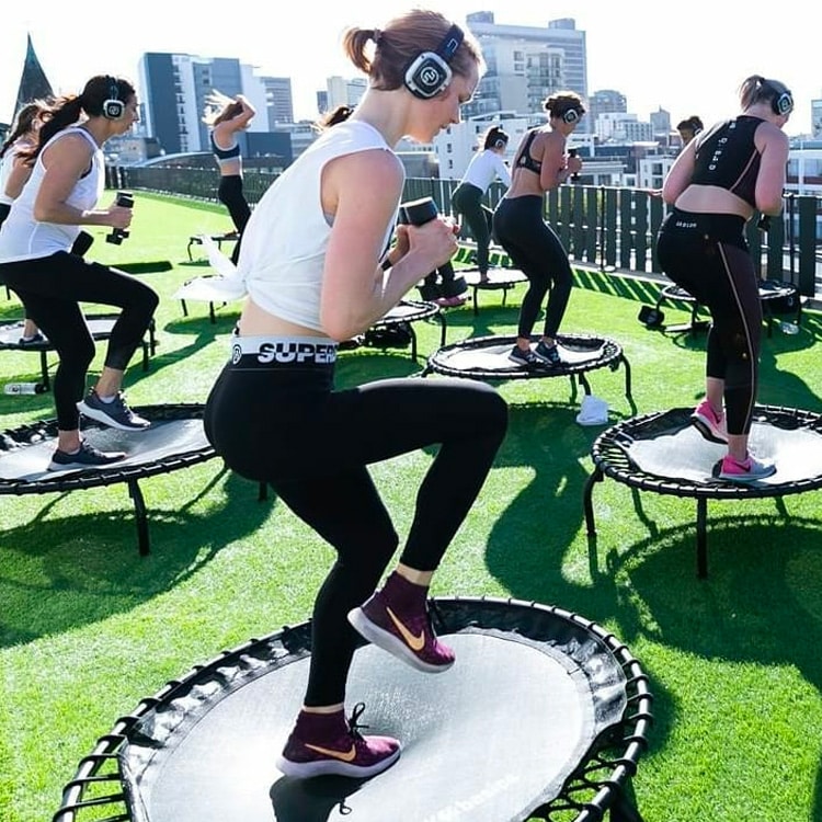 jumper Υπαίθριο μάθημα jumping fitness με ασύρματα ακουστικά