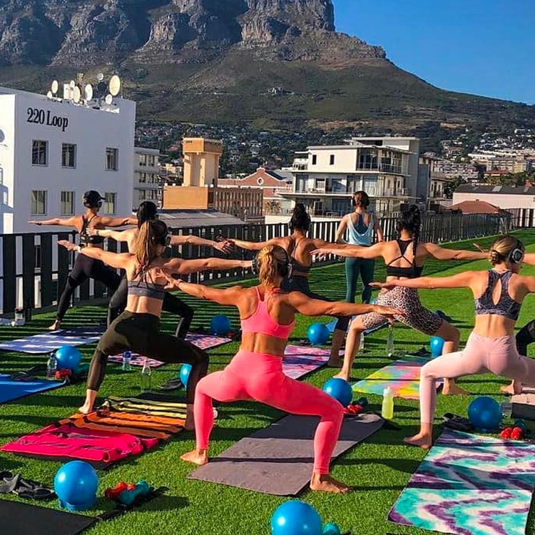 palestra-aperta Υπαίθριο μάθημα fitness σε ταράτσα με ασύρματα ακουστικά