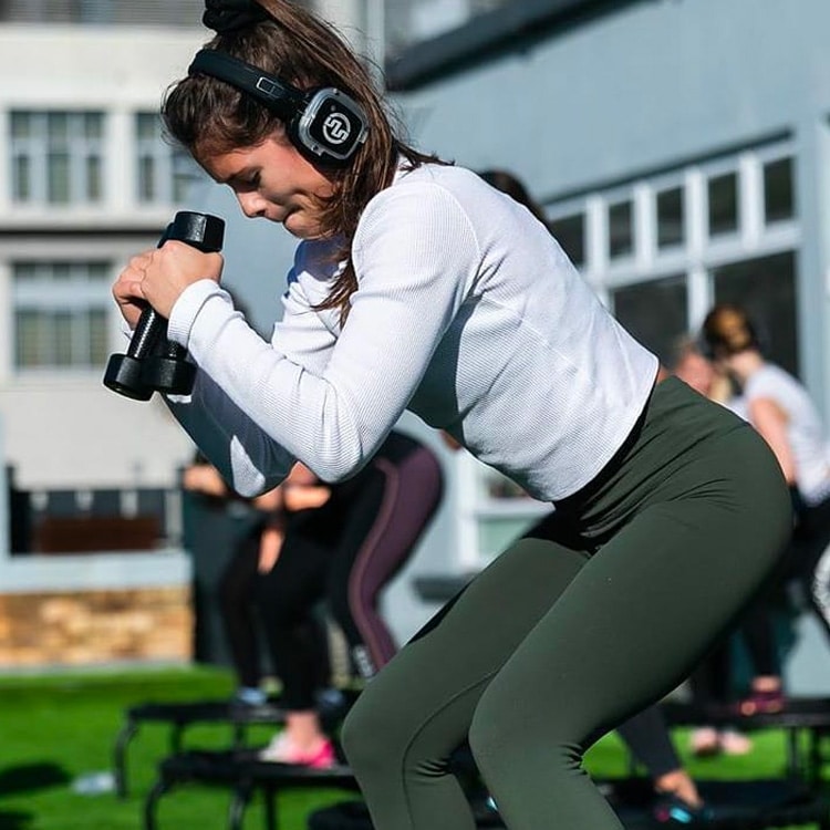 pesi Υπαίθρια προπόνηση με βάρη και ασύρματα ακουστικά