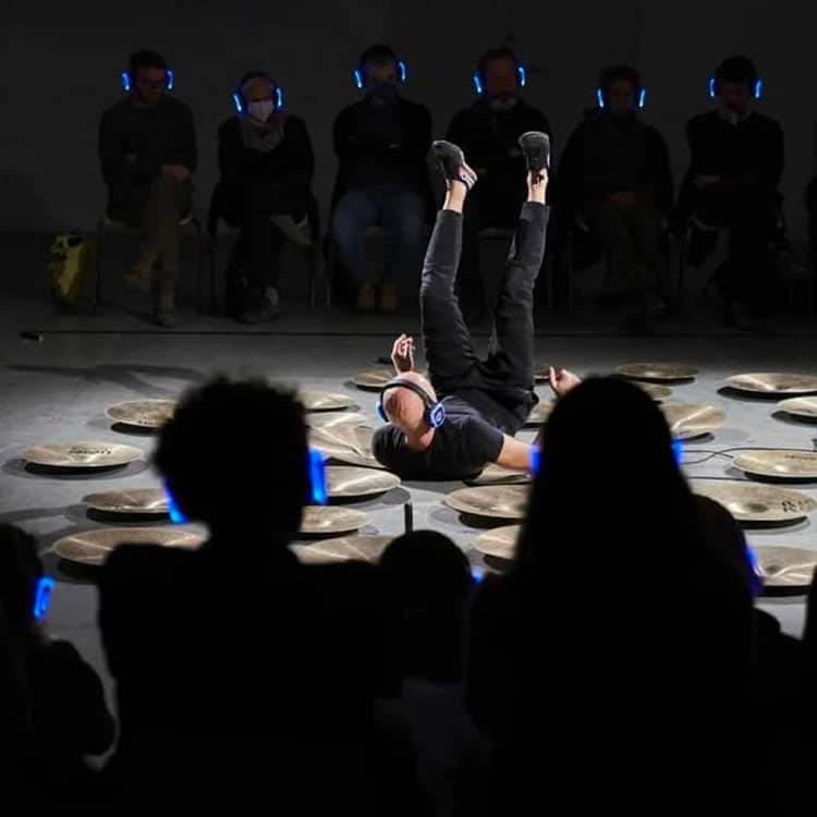 saiu-teatro Χορευτική παράσταση με το κοινό να φορά ακουστικά στο σκοτάδι