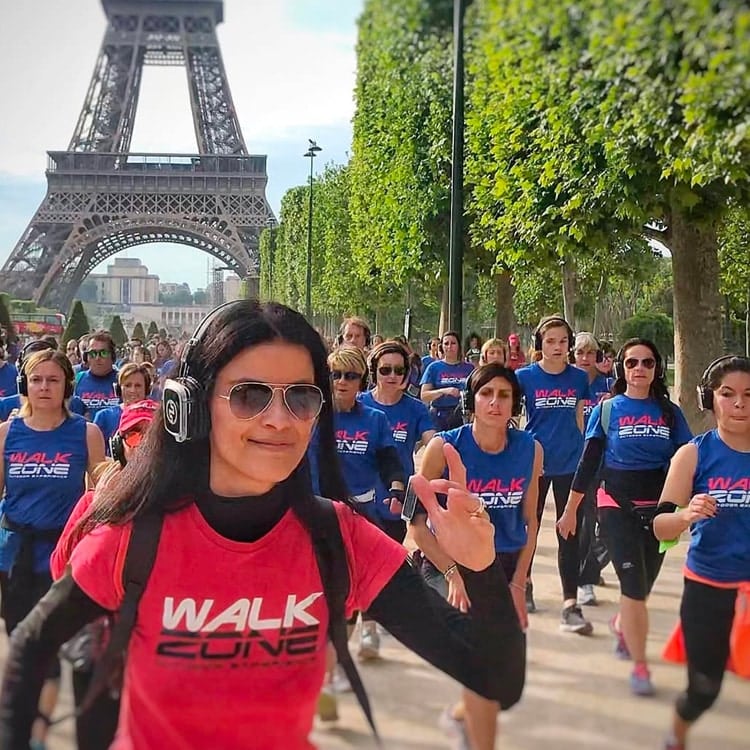 walkzone-parigi Walkzone στο Παρίσι: ομάδα fitness με ακουστικά κοντά στον Πύργο του Άιφελ