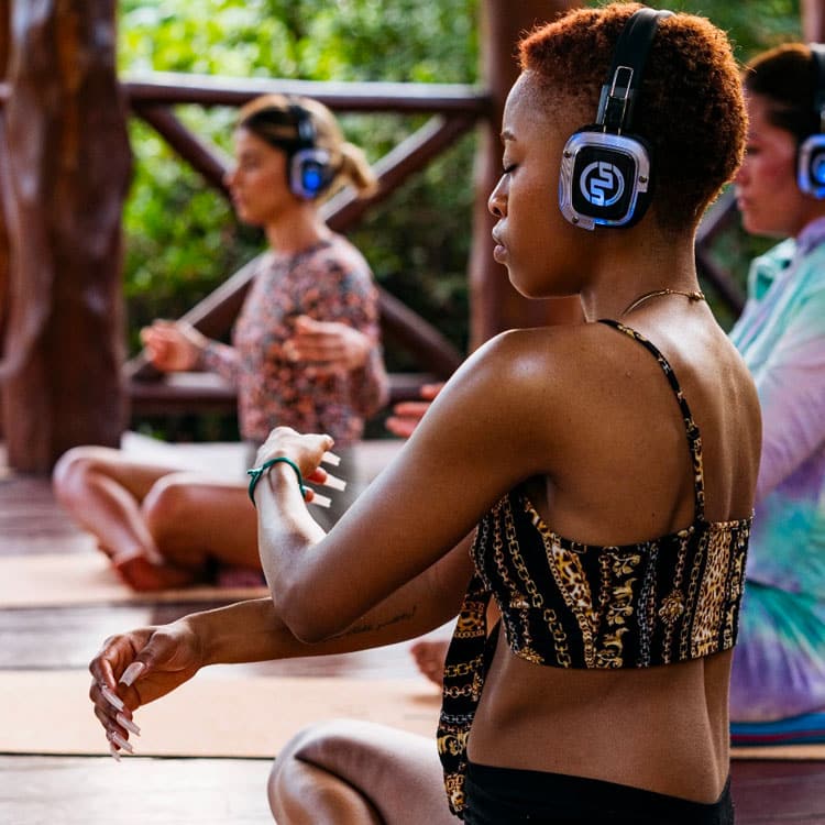 yoga-suda Υπαίθριο μάθημα yoga με ασύρματα ακουστικά LED