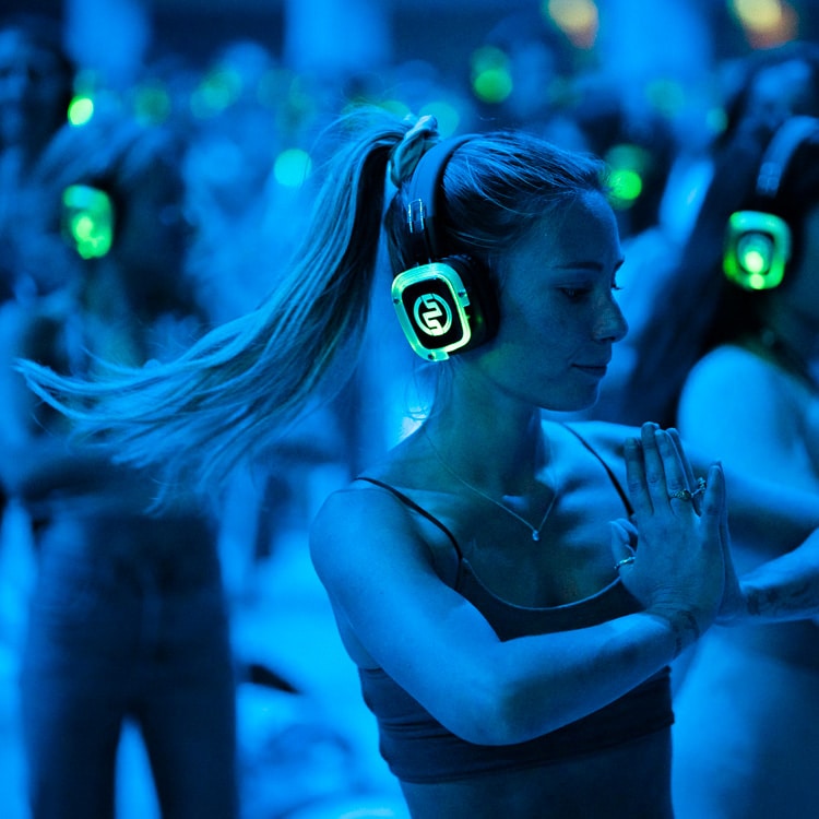 yogaparty Yoga party με ακουστικά LED και μπλε φώτα
