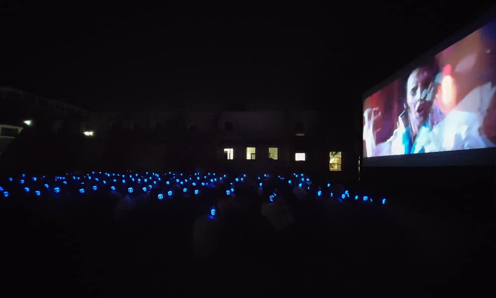 cinema in cuffia Θερινός κινηματογράφος με το κοινό να φορά ασύρματα ακουστικά Silentsystem