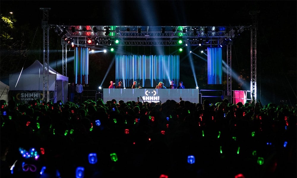 silentdisco Σκηνή με DJ και κοινό silent disco με ακουστικά LED