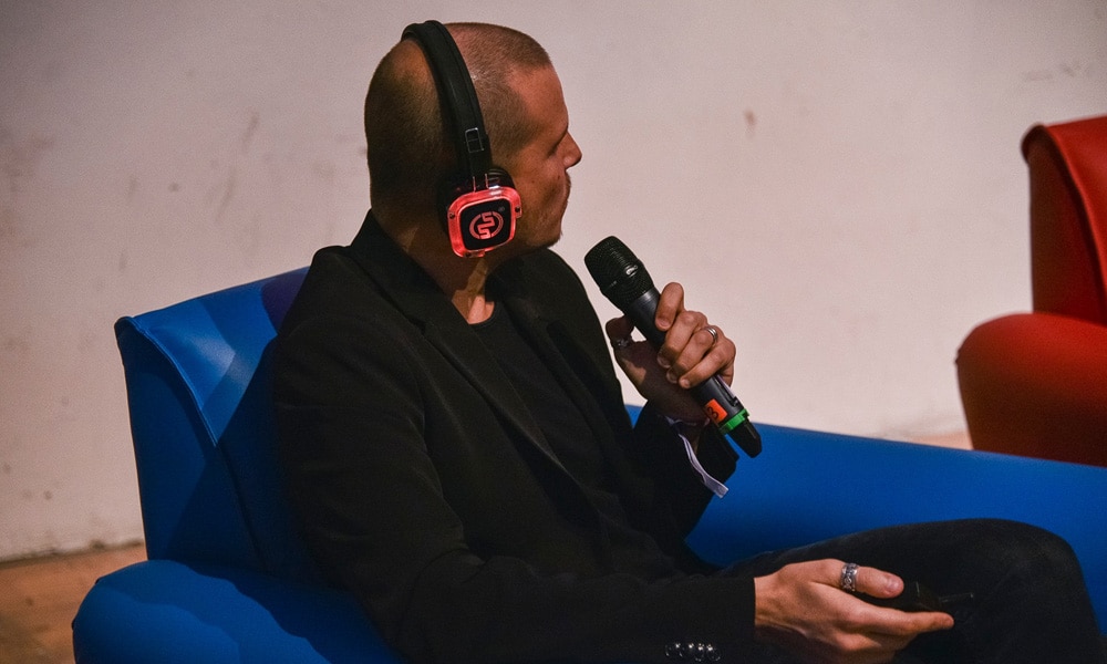 cuffie live podcast Live podcast με το κοινό να φορά ασύρματα ακουστικά Silentsystem