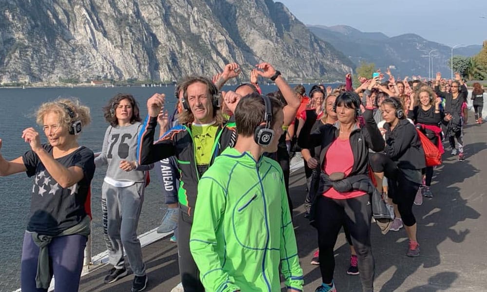 Silent walking Ομαδικός περίπατος Silent Walk με ασύρματα ακουστικά Silentsystem