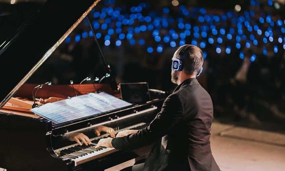 yamaha silentconcert Πιανίστας με ακουστικά παίζει για κοινό με ακουστικά
