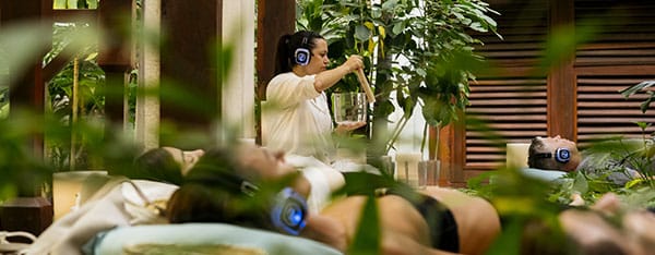 Silent yoga με ακουστικά