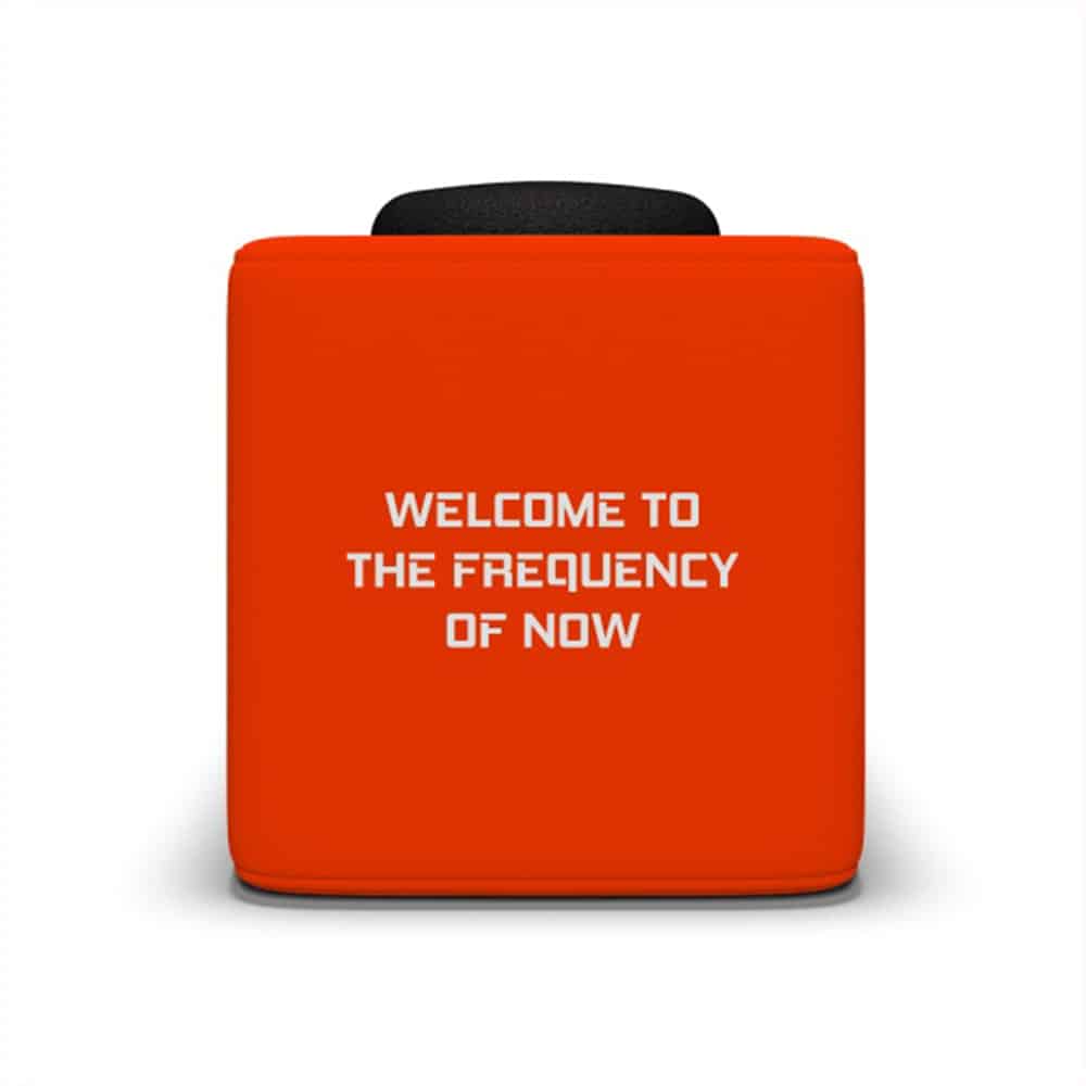Πορτοκαλί Catchbox με την ένδειξη Welcome to the frequency of now